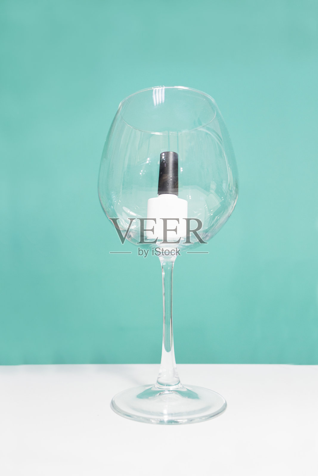 啫喱指甲油放在一个葡萄酒杯里。照片摄影图片