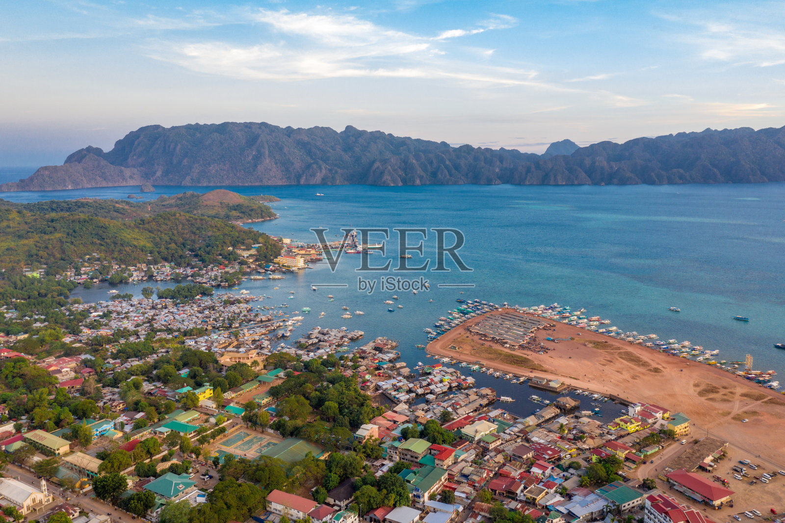 菲律宾巴拉望科伦岛鸟瞰图。日落时分俯瞰科伦镇和海湾。照片摄影图片