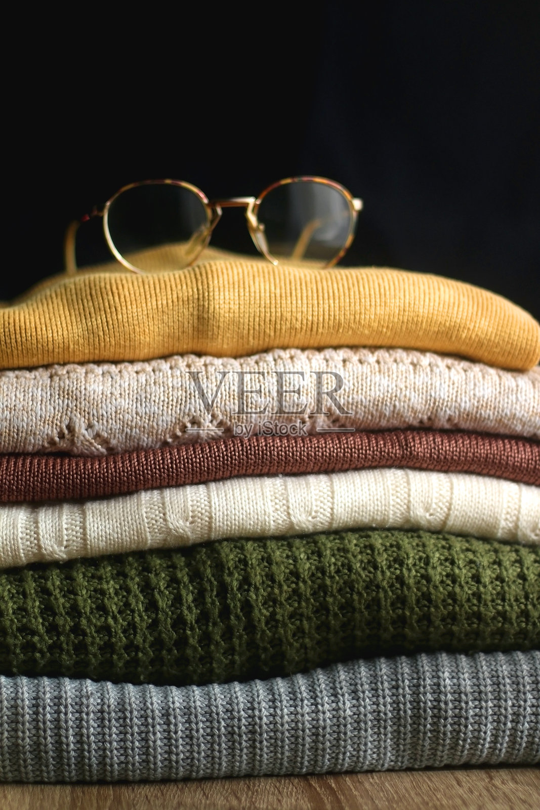 五颜六色的毛衣和毛衣照片摄影图片