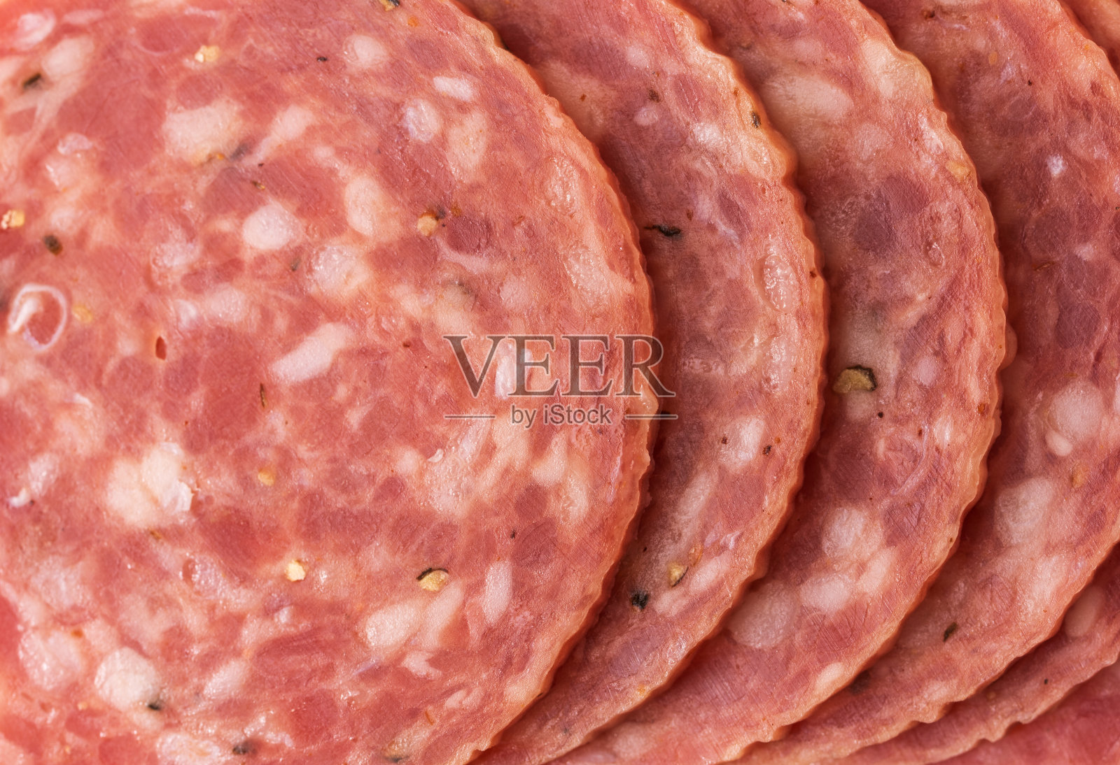 近距离观察几片干腊肠照片摄影图片