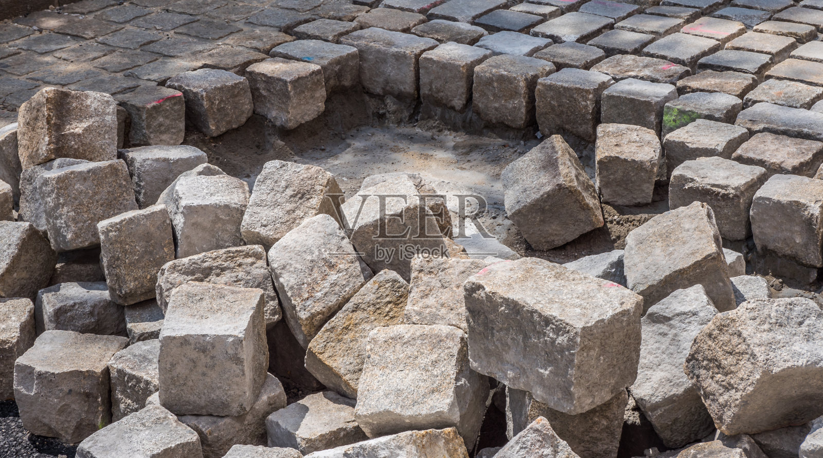 人行道上的铺路石正在重新铺设照片摄影图片