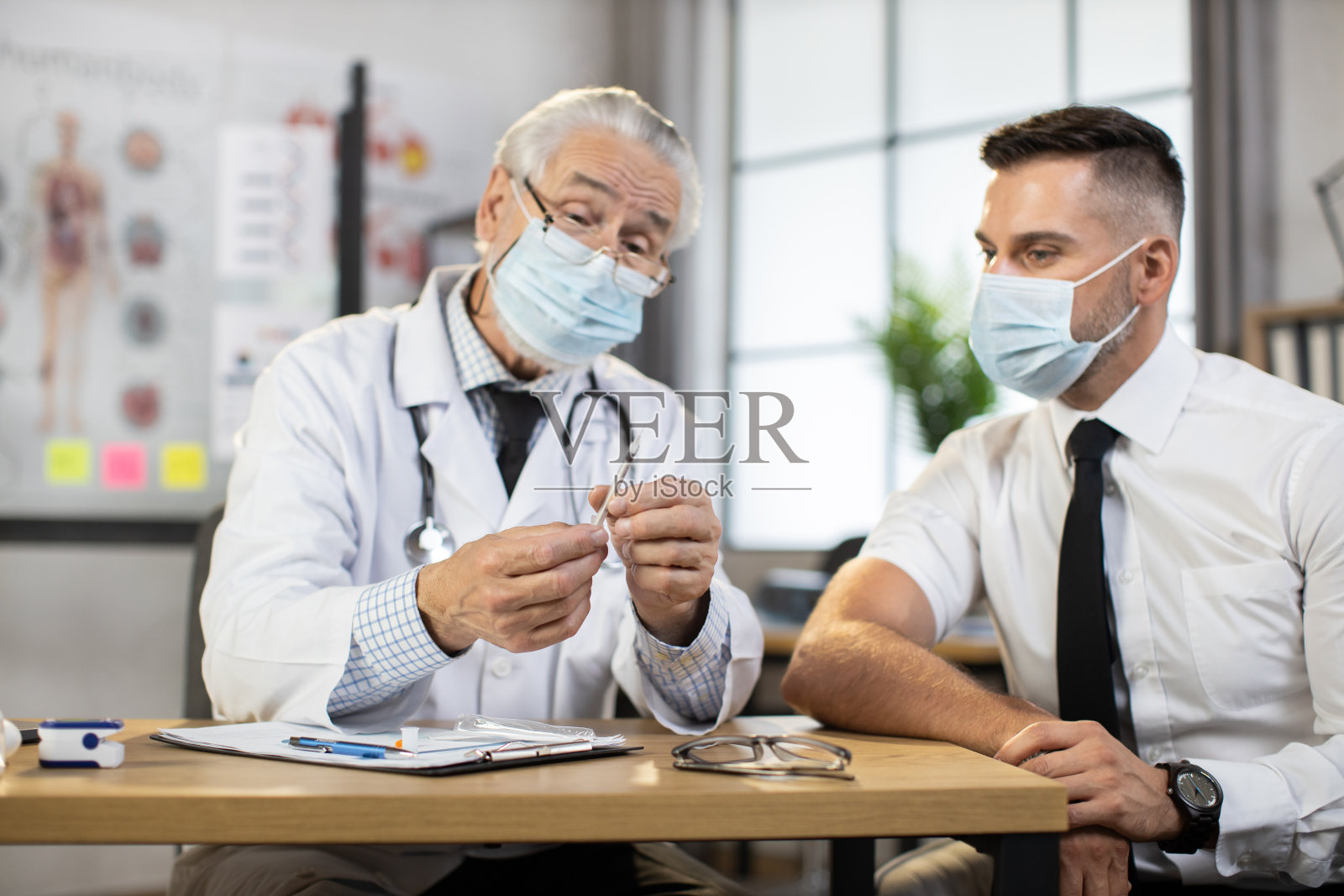 男性病人到家庭医生处接种疫苗照片摄影图片