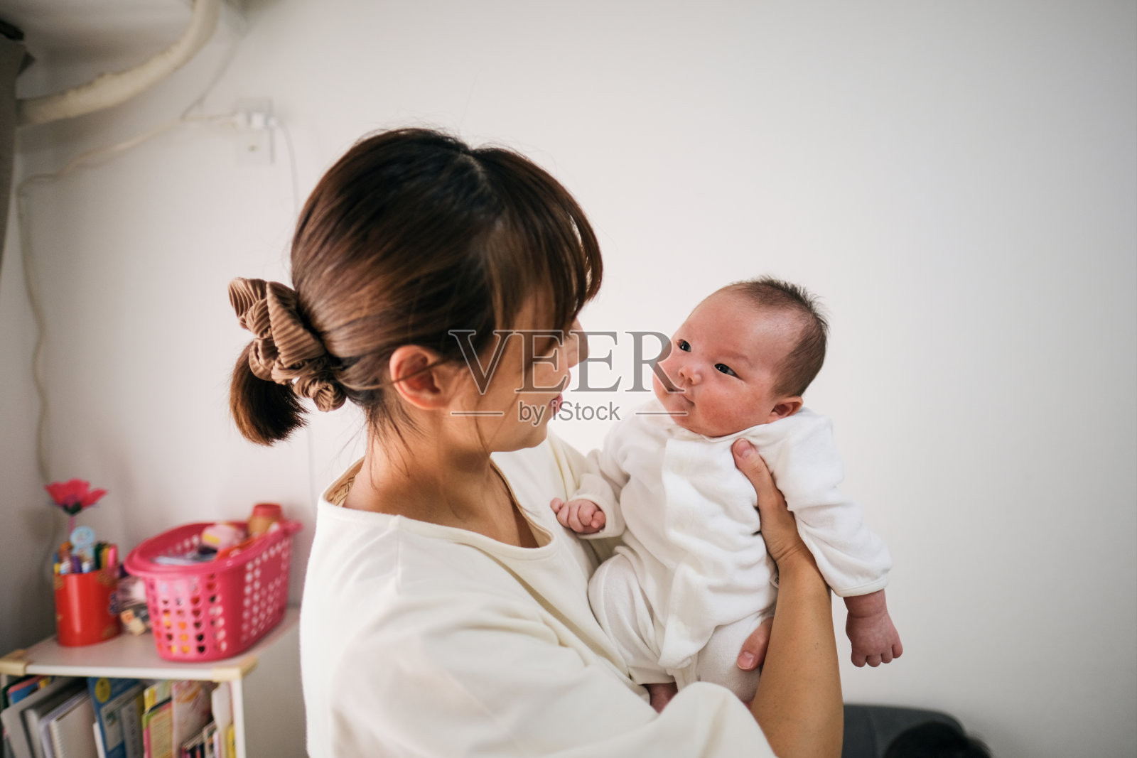 亚洲母亲抱新生儿照片摄影图片