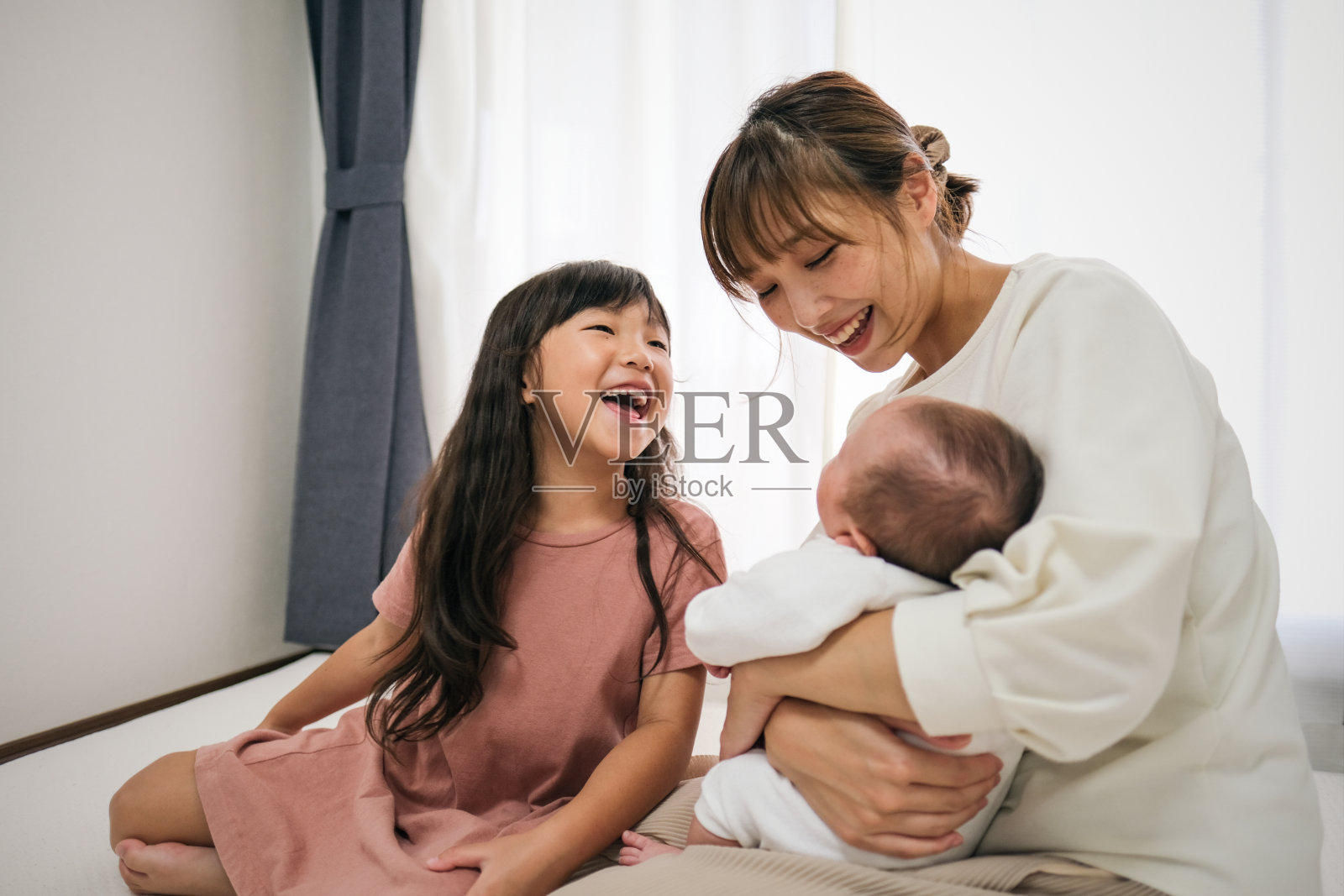 母亲、女儿和新生儿的团聚照片摄影图片