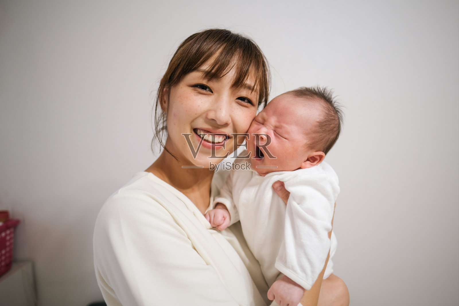 母亲和新生儿的肖像照片摄影图片