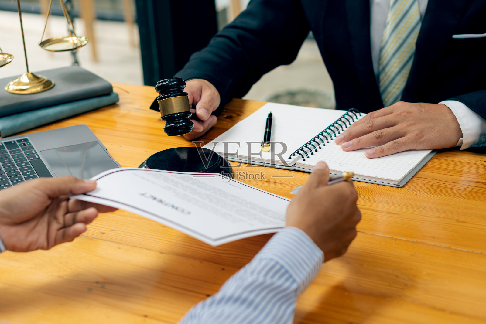 商人和律师讨论条约法律文件。在办公室里与客户签署业务，审查，认证文件，咨询或讨论合同文件。法律服务理念照片摄影图片