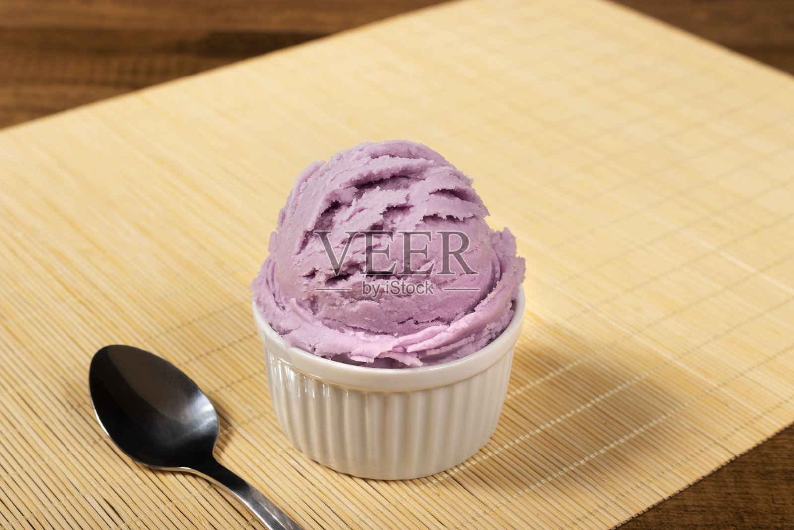 美味的葡萄口味的紫色冰淇淋在白色的锅。美食摄影，冰淇淋店和冰淇淋店。照片摄影图片