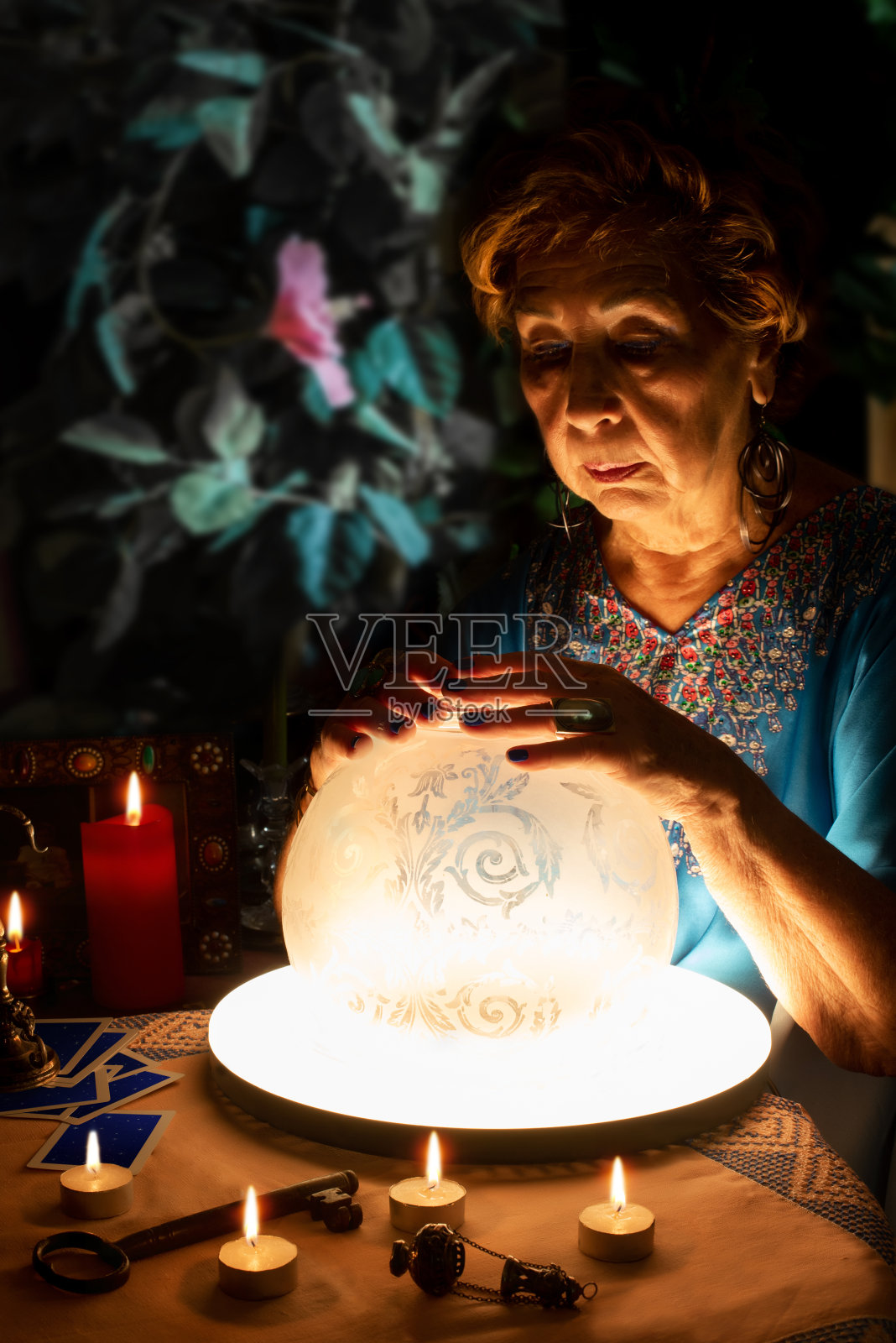 万圣节那天，女魔头在看水晶球照片摄影图片