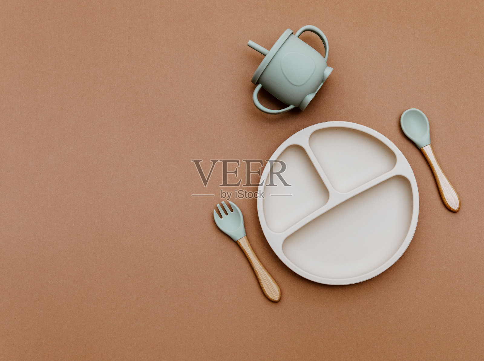构图与婴儿食品配件在棕色背景。中性柔和的颜色照片摄影图片