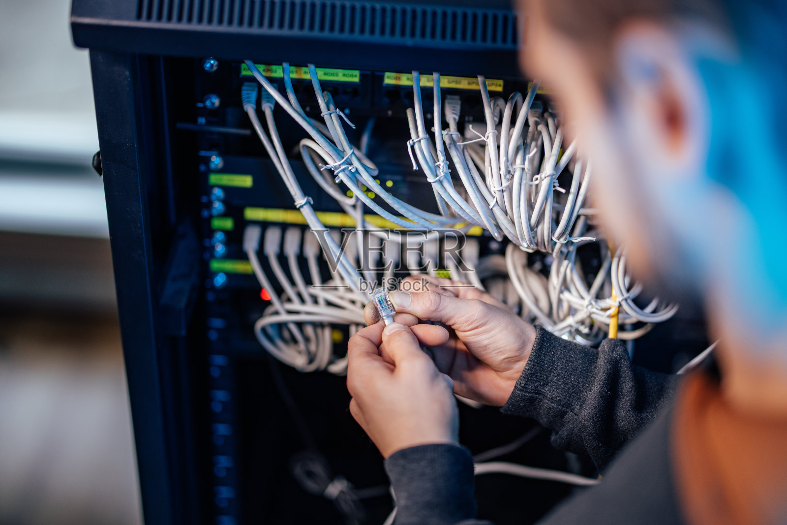 连接程序。检查以太网杰克。照片摄影图片