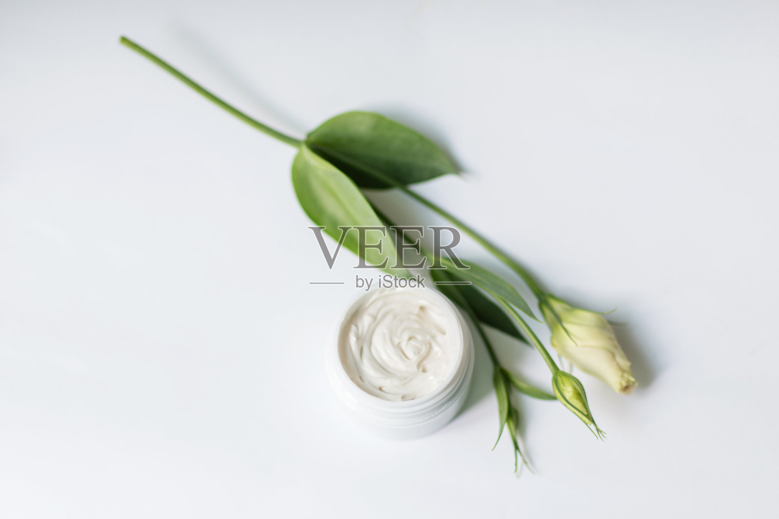 白色背景下的奶油瓶照片摄影图片