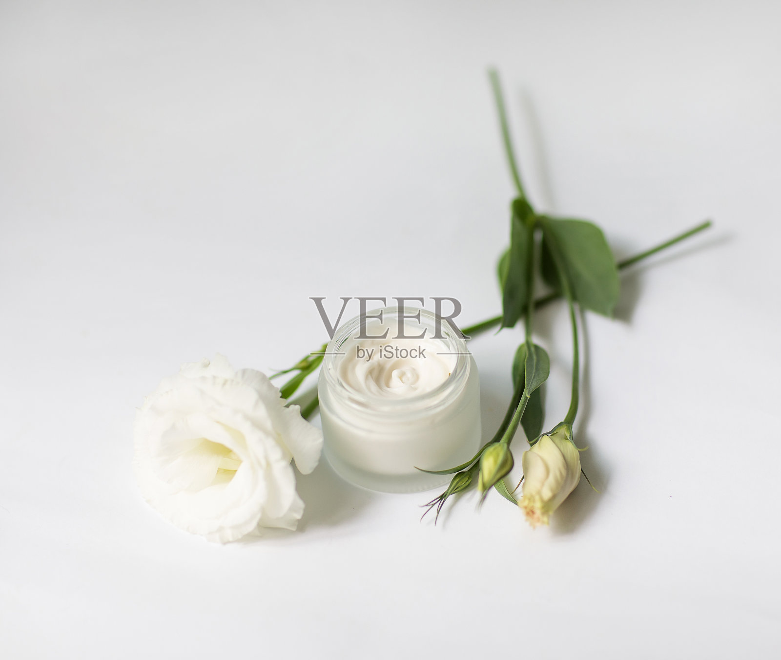 白色背景下的奶油瓶照片摄影图片