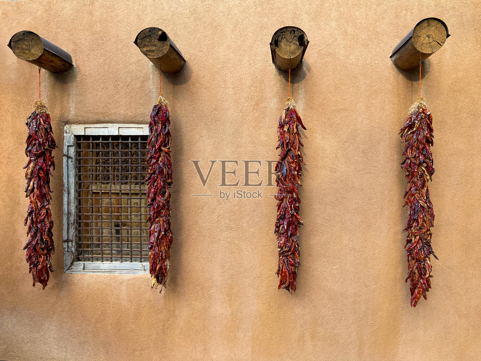 圣达菲风格:挂在土坯墙上的辣椒酱照片摄影图片