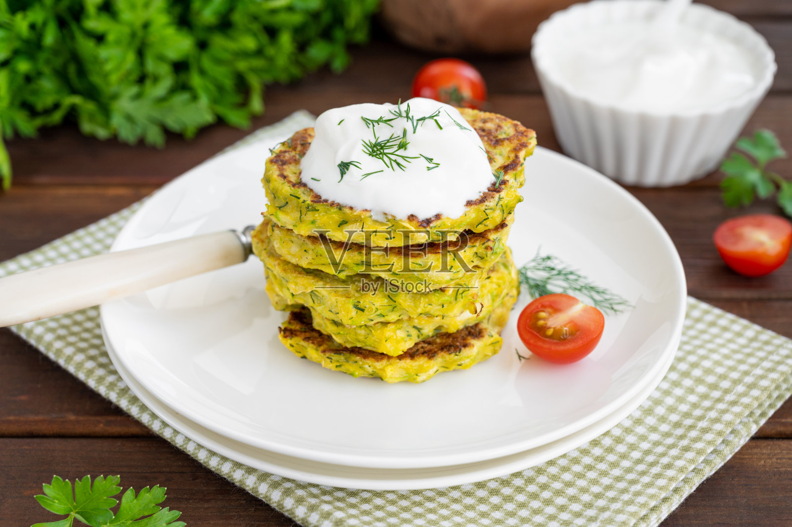 蔬菜西葫芦煎饼，奶酪，莳萝和欧芹，酸奶油，深色木制背景。本空间照片摄影图片