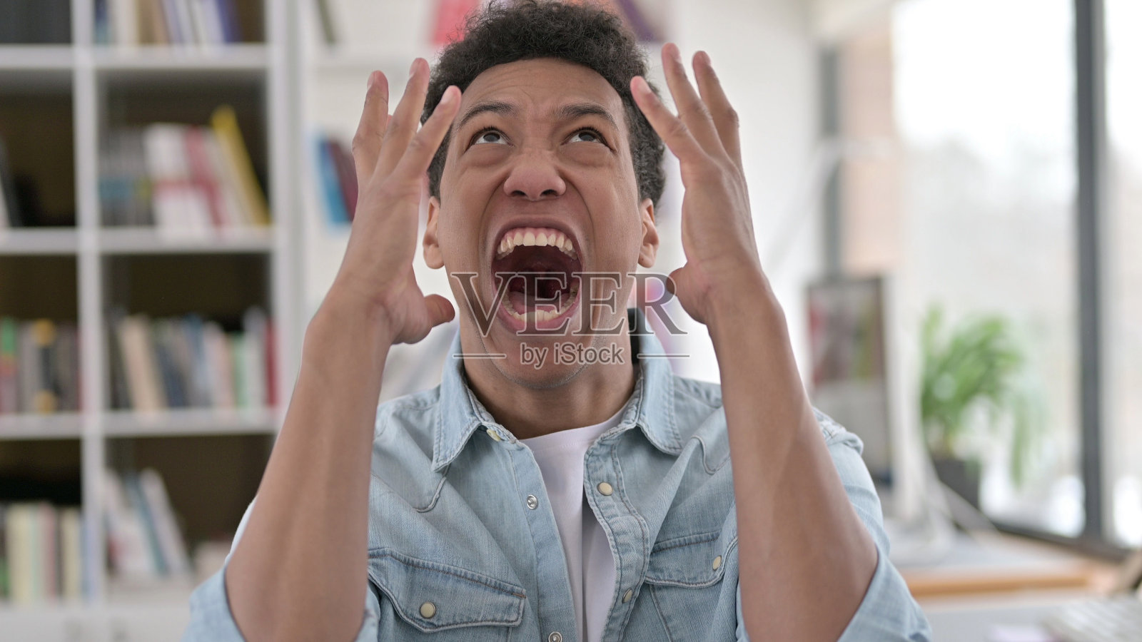 好斗的年轻非洲裔美国人大喊大叫照片摄影图片