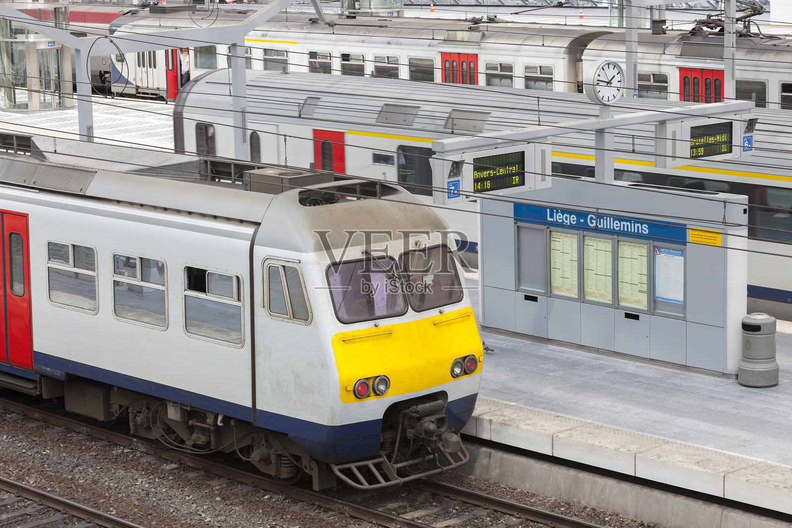 现代火车站的火车照片摄影图片