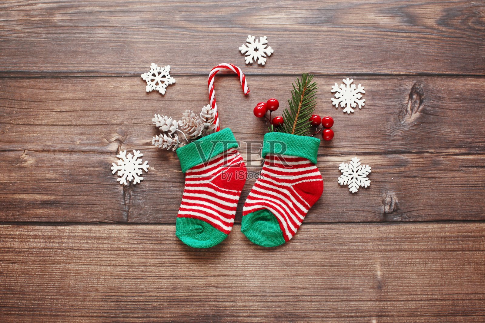 可爱的圣诞贺卡与圣诞袜子木制背景。平把摄影照片摄影图片