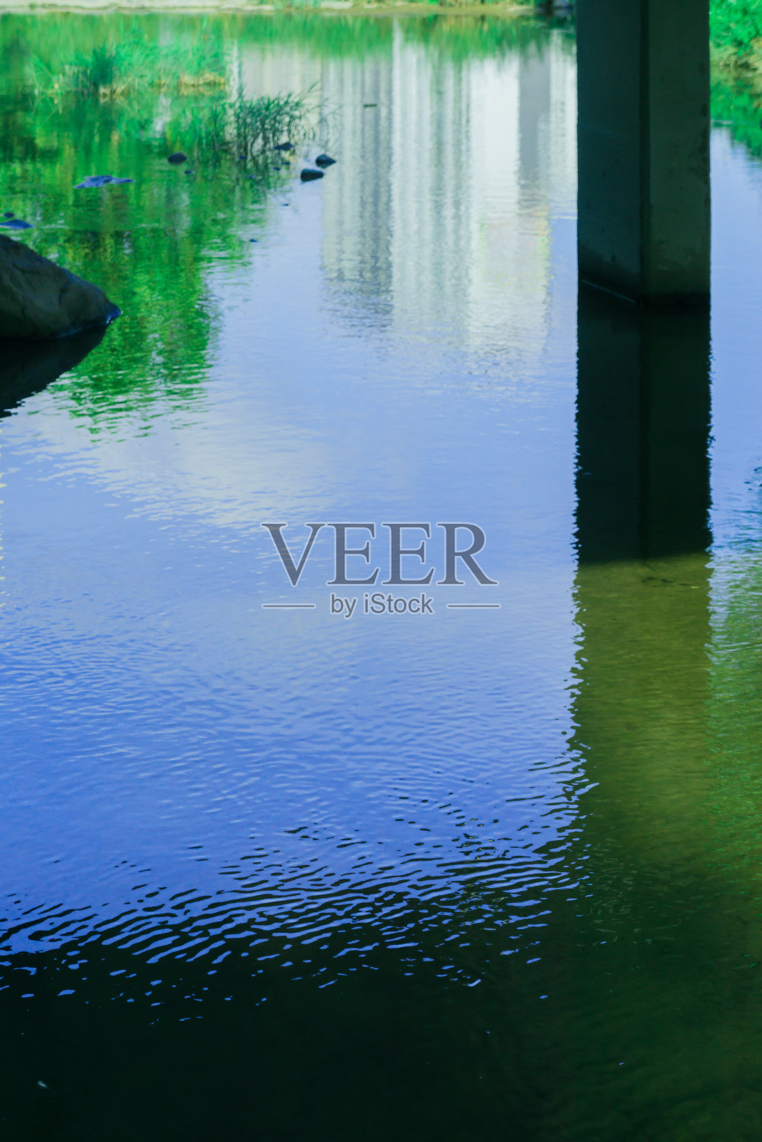 倒影在河中照片摄影图片