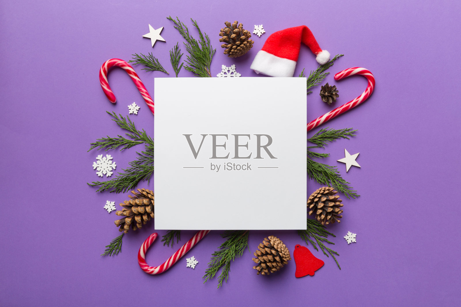 平铺圣诞构图。方形纸空白，松树树枝，圣诞装饰上彩色的背景。俯视图，为文本复制空间照片摄影图片