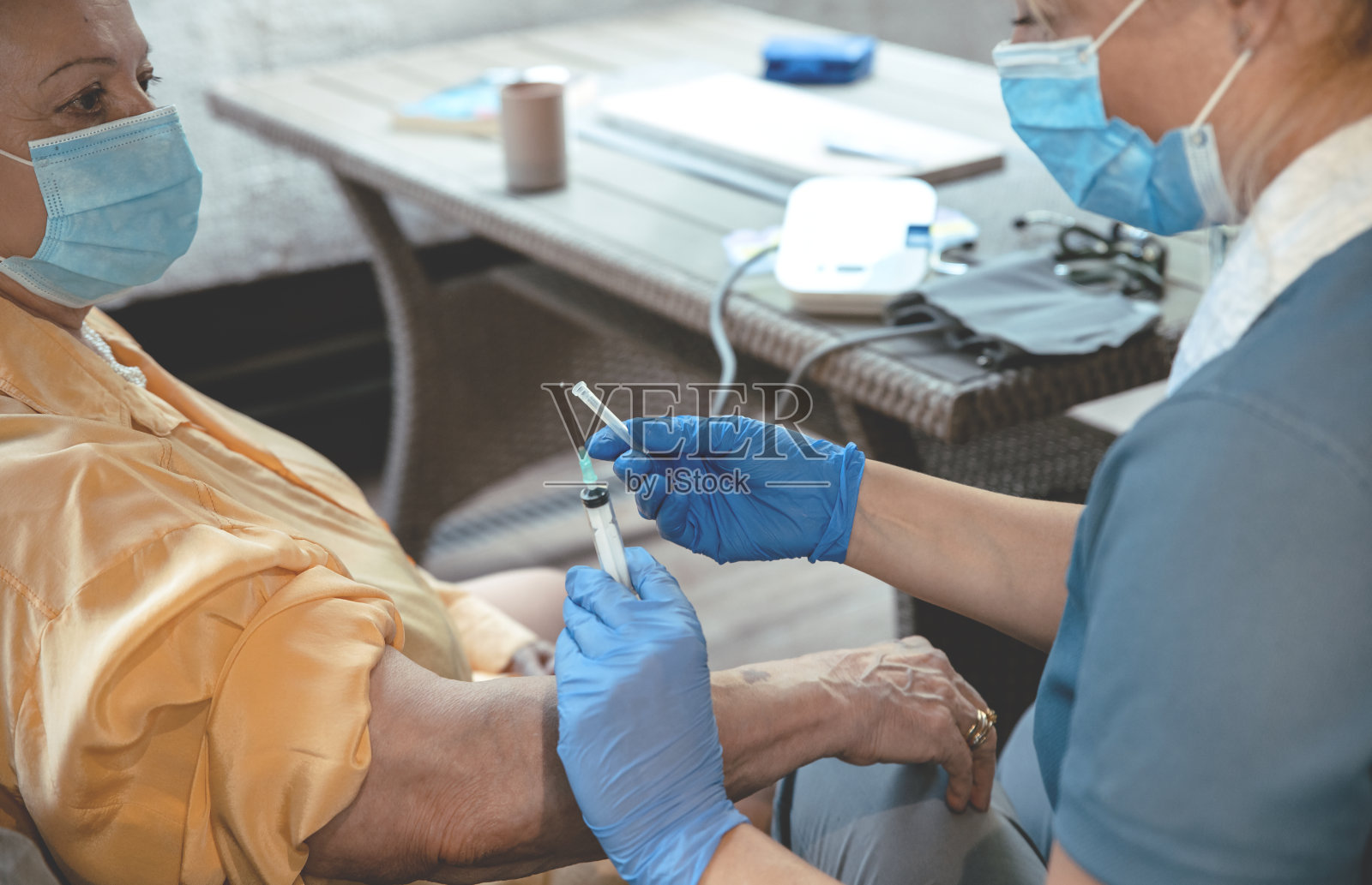 专业为老年女性注射流感疫苗照片摄影图片