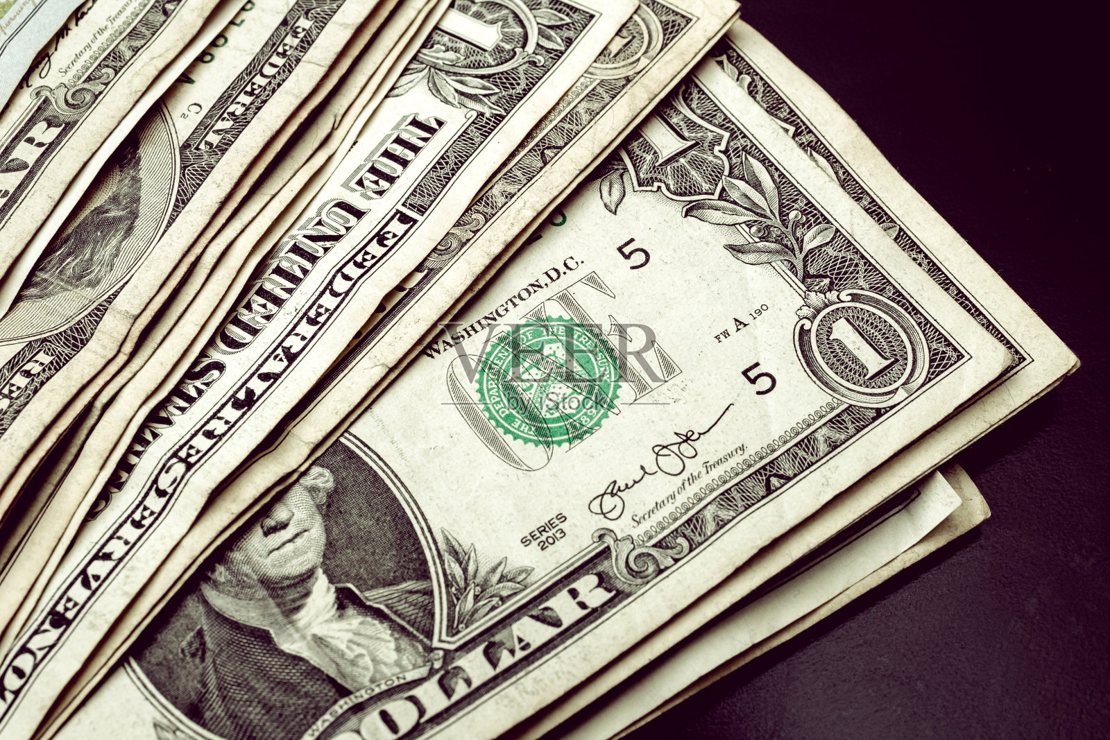 货币，美元-美元。美元钞票近距离与俯视图。经济、金融、省钱的理念。照片摄影图片