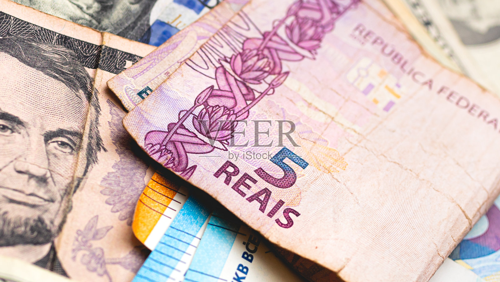 雷亚尔(BRL)、美元和欧元。巴西面值为5雷亚尔的钞票。交换概念，国际投资和巴西经济。照片摄影图片