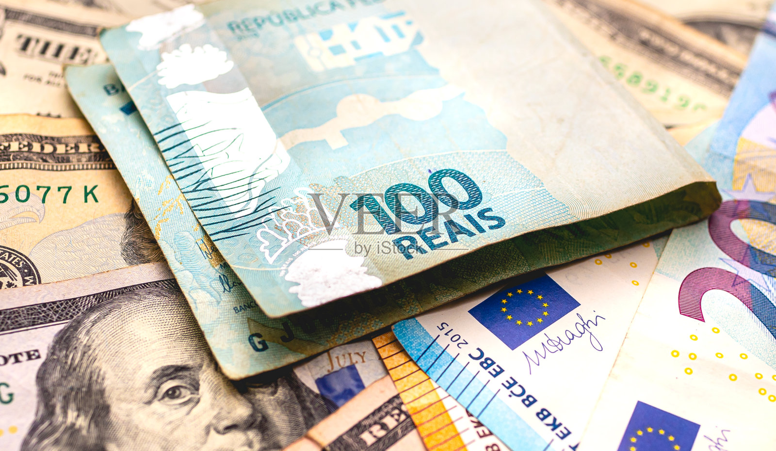 雷亚尔(BRL)和美元。面值为100雷亚尔的巴西钞票。交换概念，国际投资和巴西经济。照片摄影图片