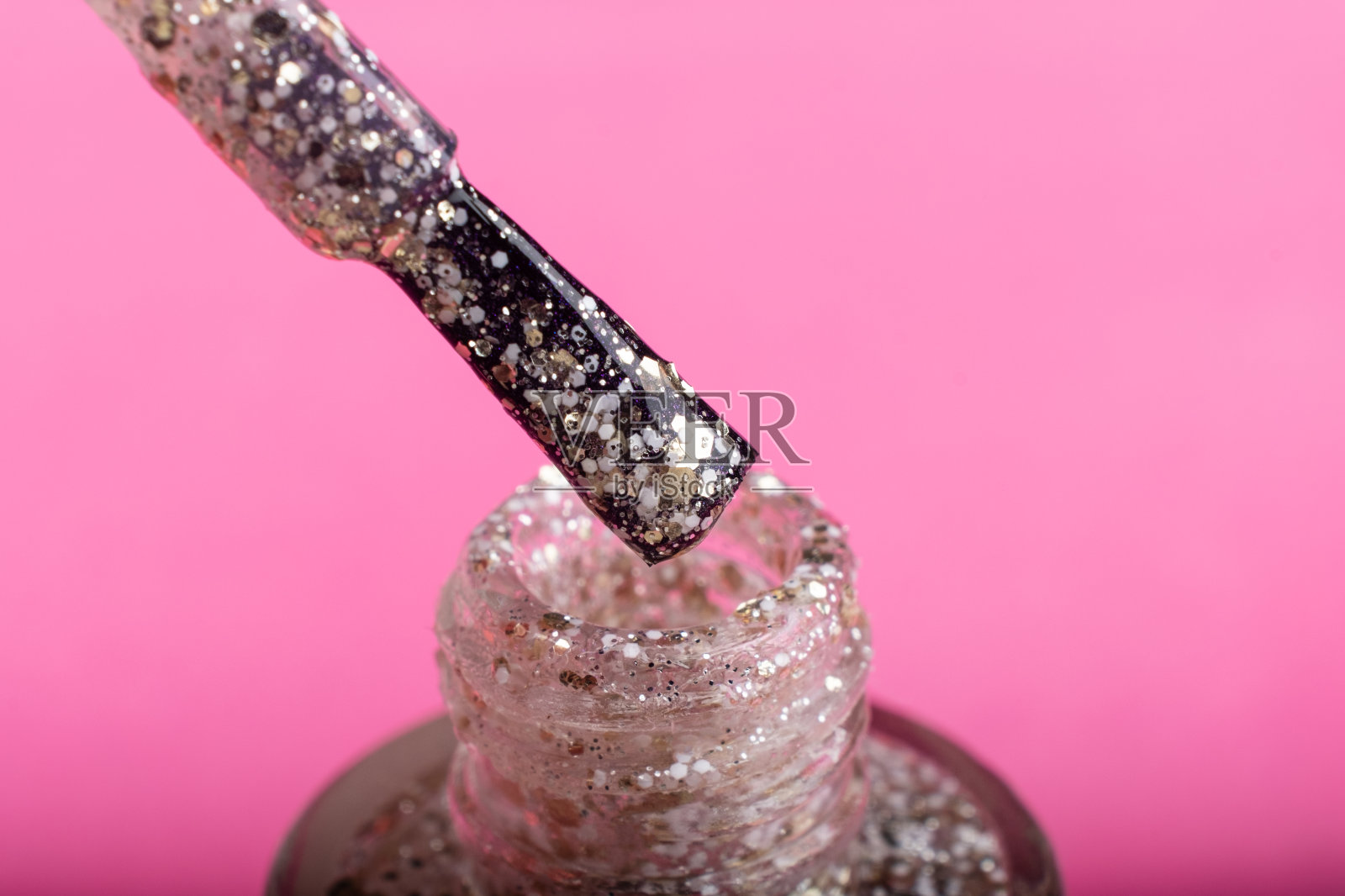 粉红色背景闪亮指甲油，美容护理照片摄影图片