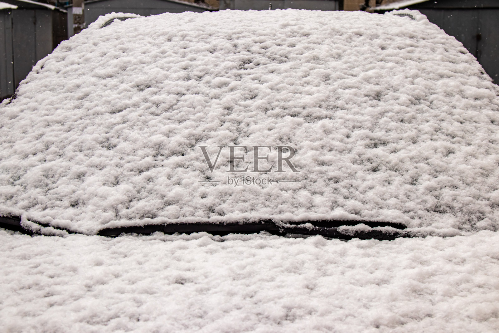 汽车在冬天的暴风雪中被雪覆盖。极端的降雪照片摄影图片