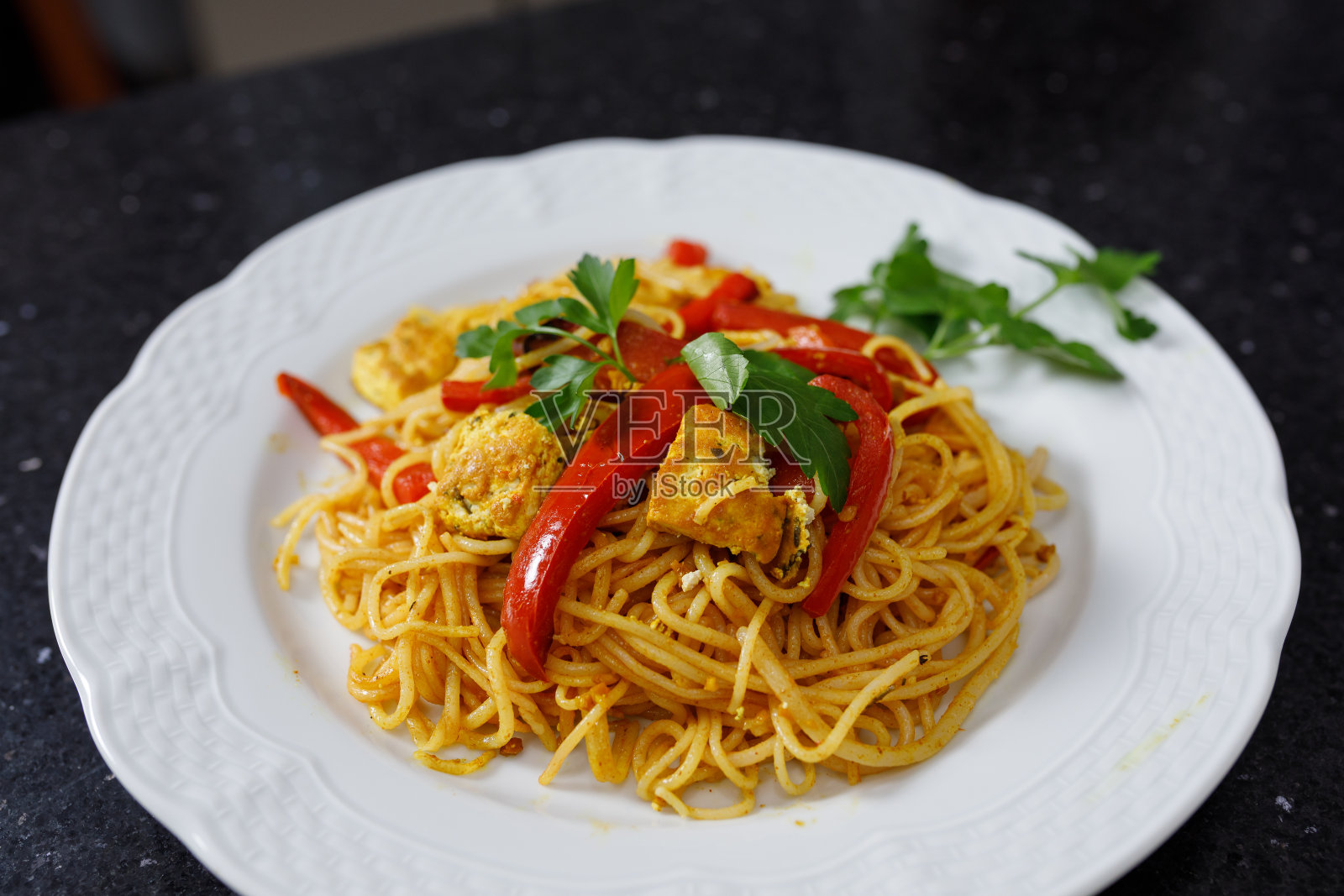 特写，米饭，面条，菜，意大利面，意大利面，酱油，酱，咖喱，红，甜椒，欧芹，豆腐，素食，食物，没有人，日，素食，营养，健康的生活方式，健康的食物，晚餐，午餐，健康，节日，蔬菜，饭，素食，ingred照片摄影图片