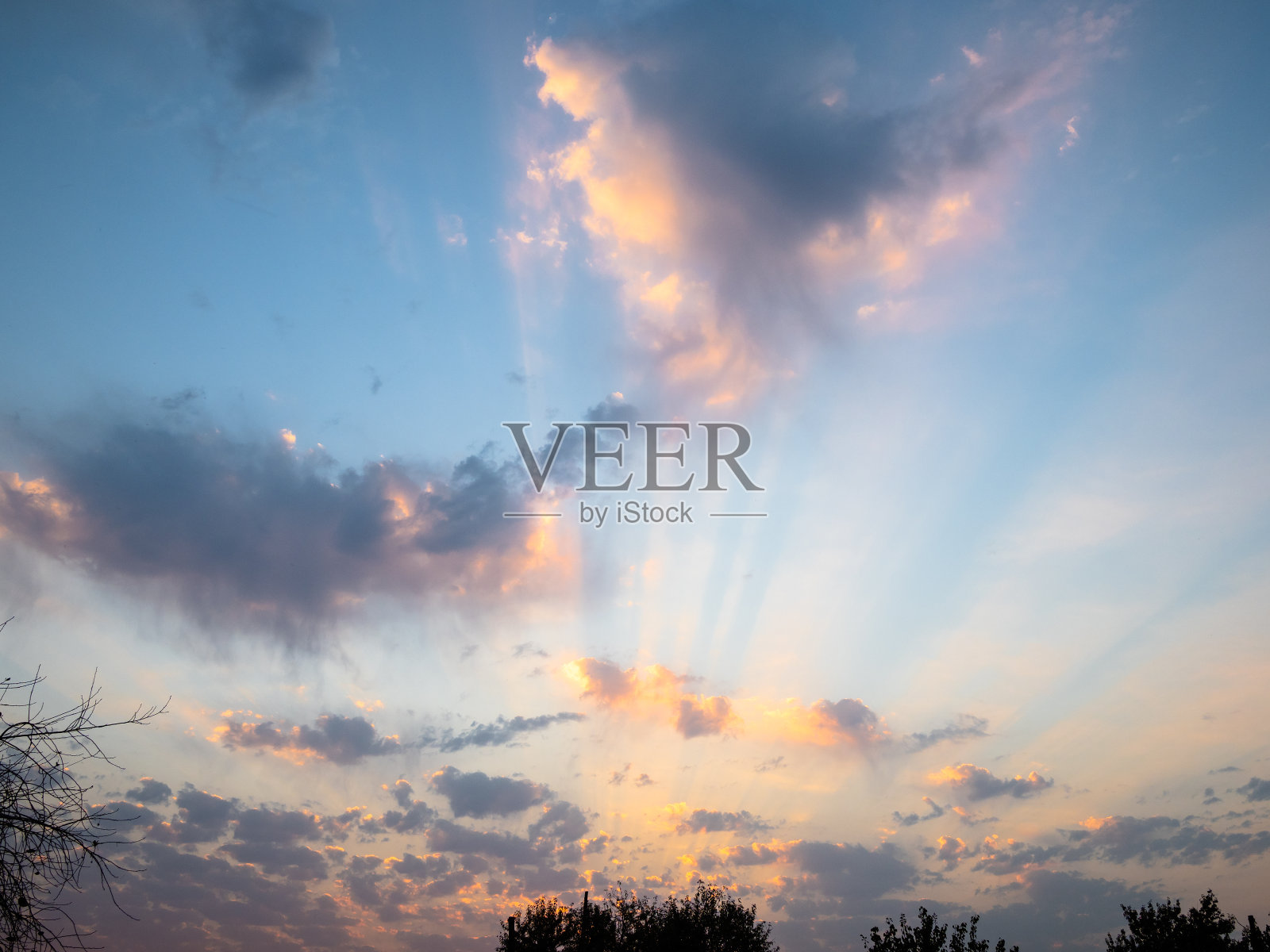 最后一缕阳光照亮了蓝色的日落天空照片摄影图片