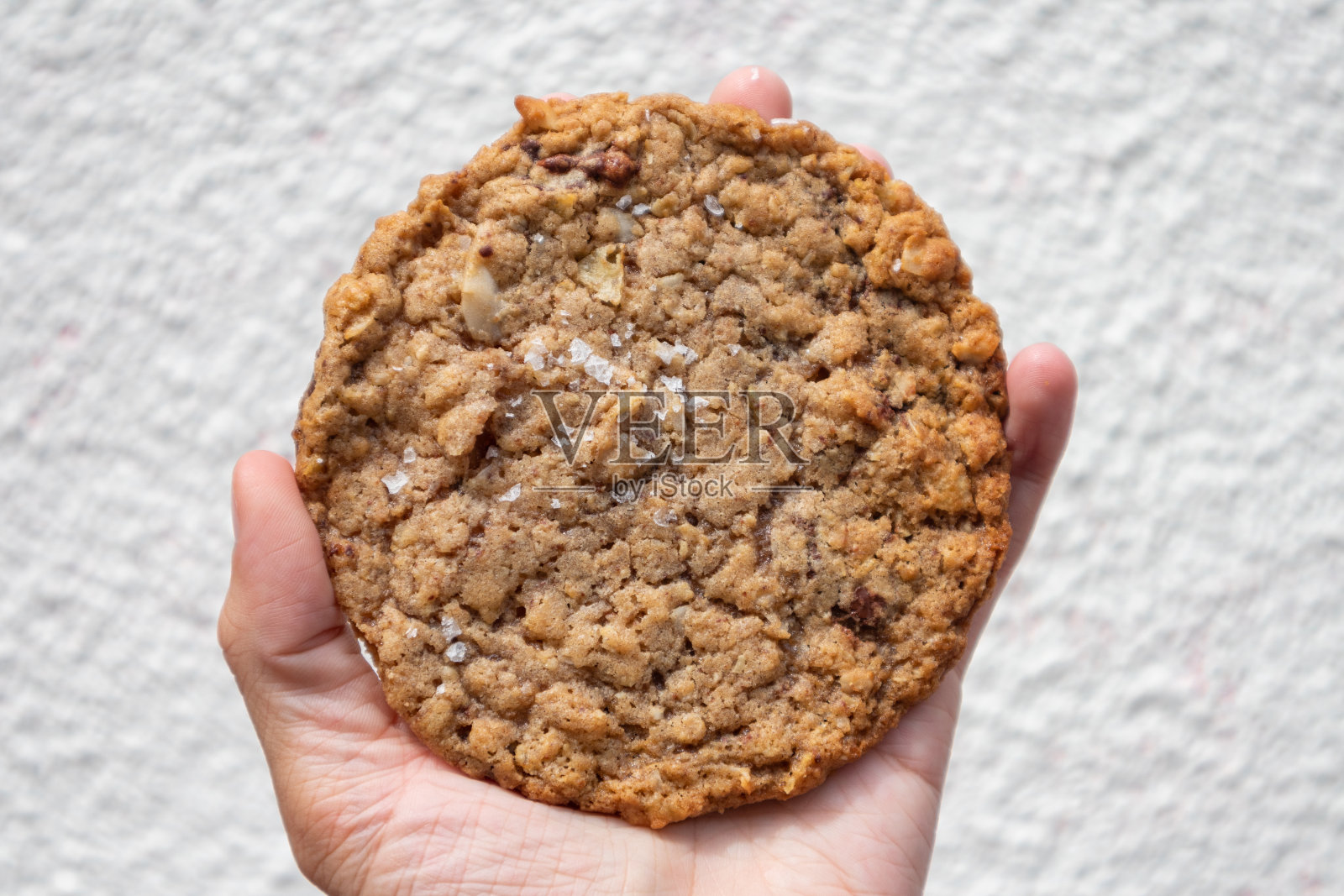 美味的手持式厨房水池饼干与海盐照片摄影图片