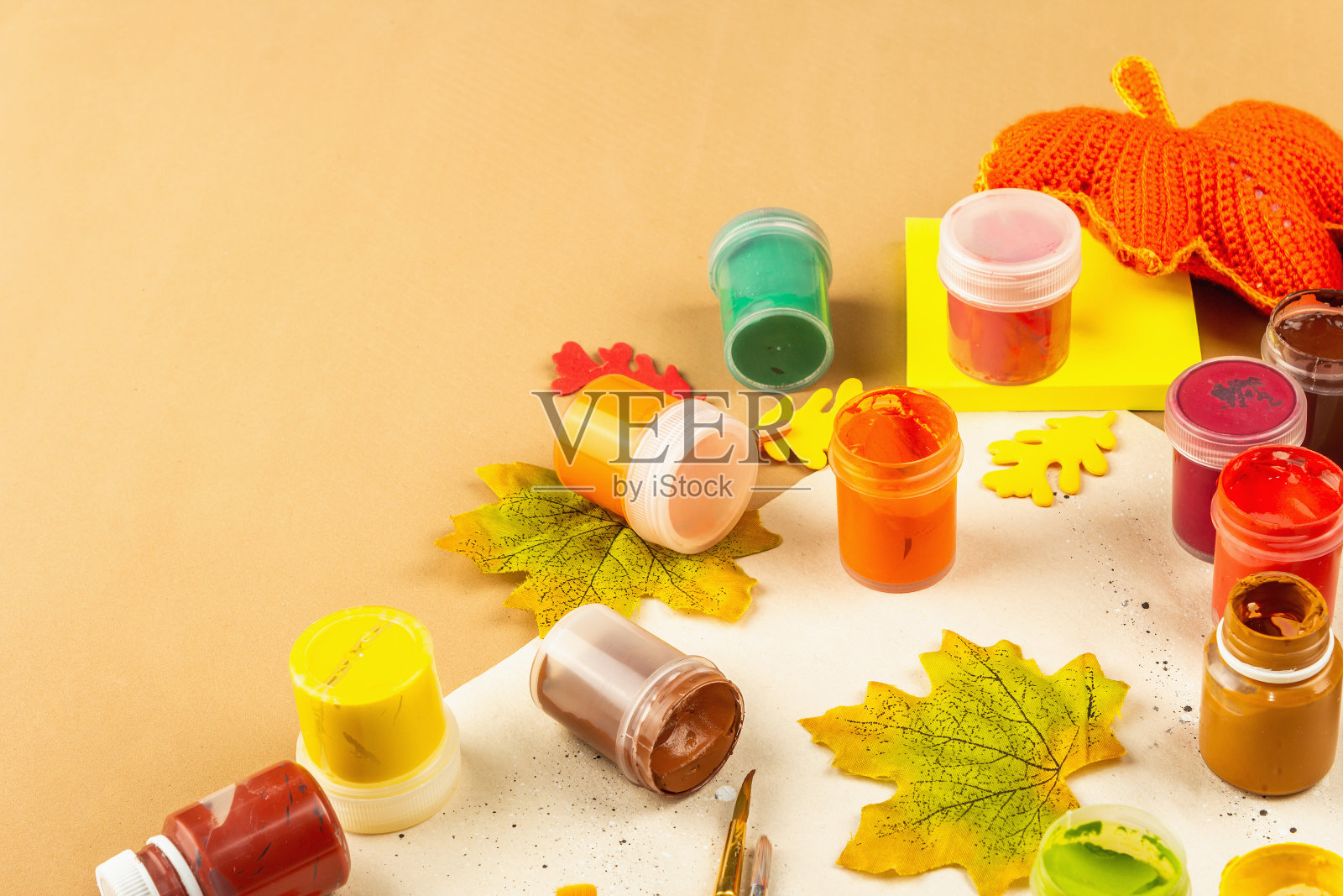 创造性的秋季色彩构成。水粉画，毛笔，纸，传统装饰。艺术、好心情、爱好或生活方式照片摄影图片