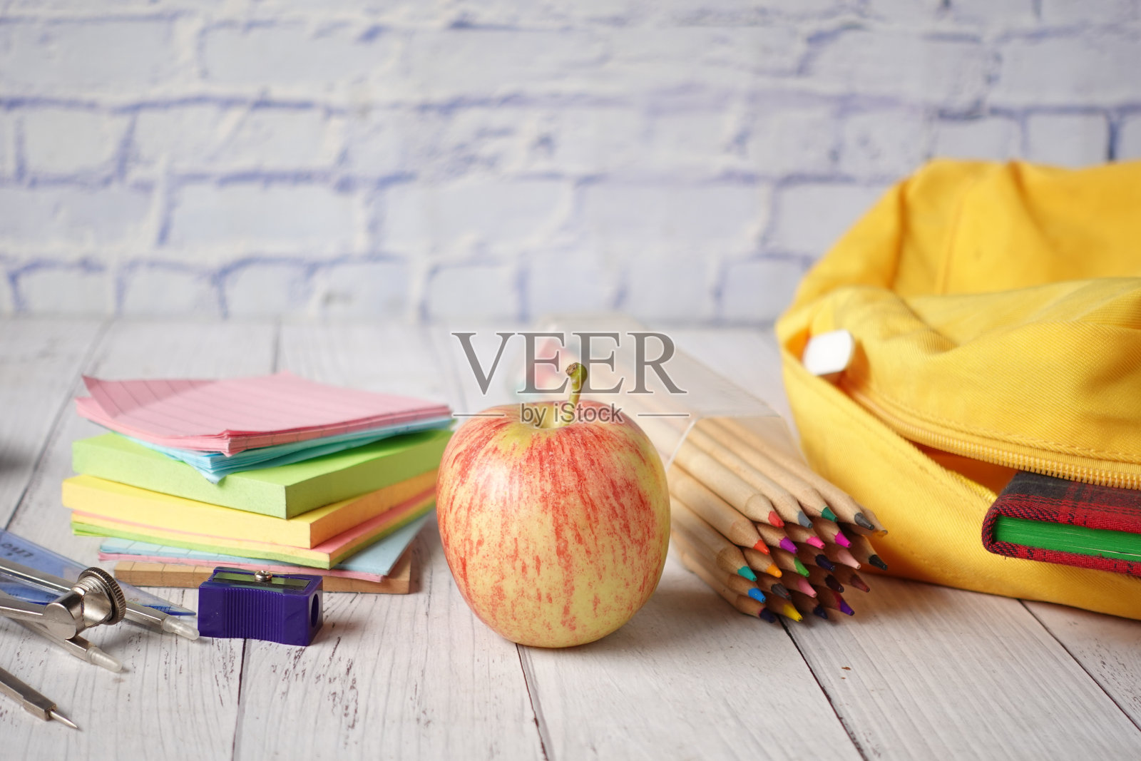 回到学校的概念与黄色背包和学校供应商的桌子上照片摄影图片