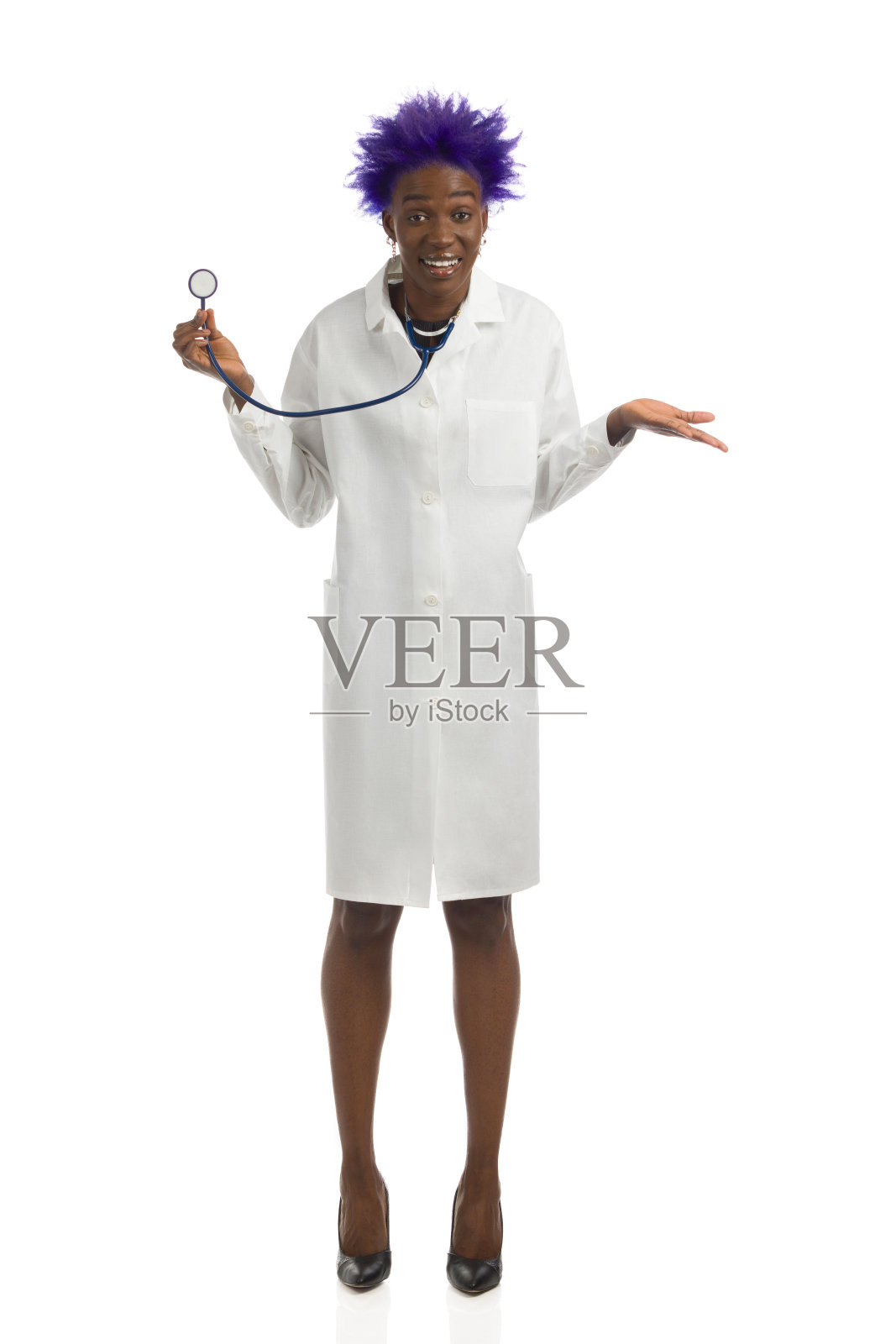 惊讶的黑人女医生举起手站在那里。正面，全长。照片摄影图片