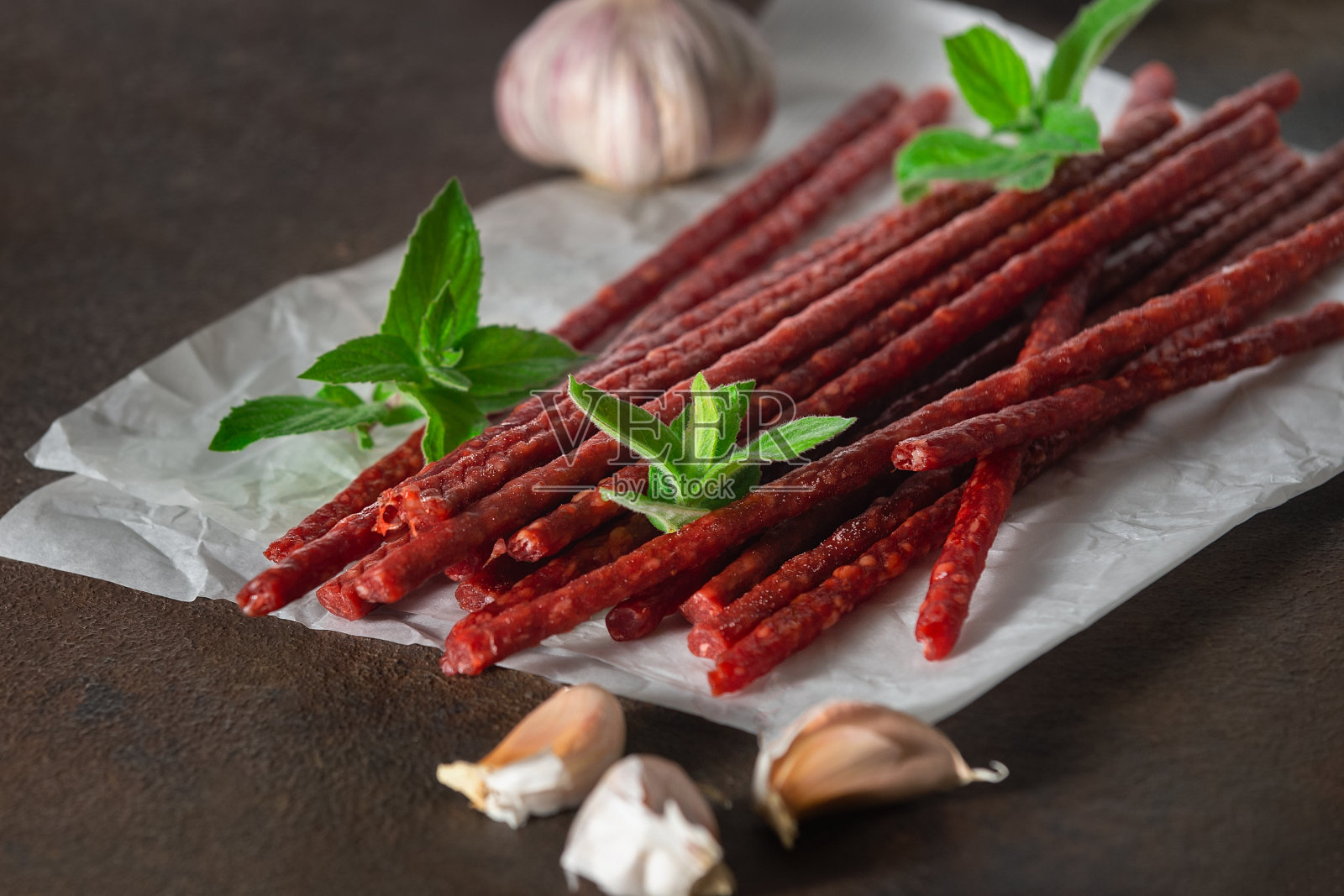 开胃的烟熏细香肠收起来了照片摄影图片