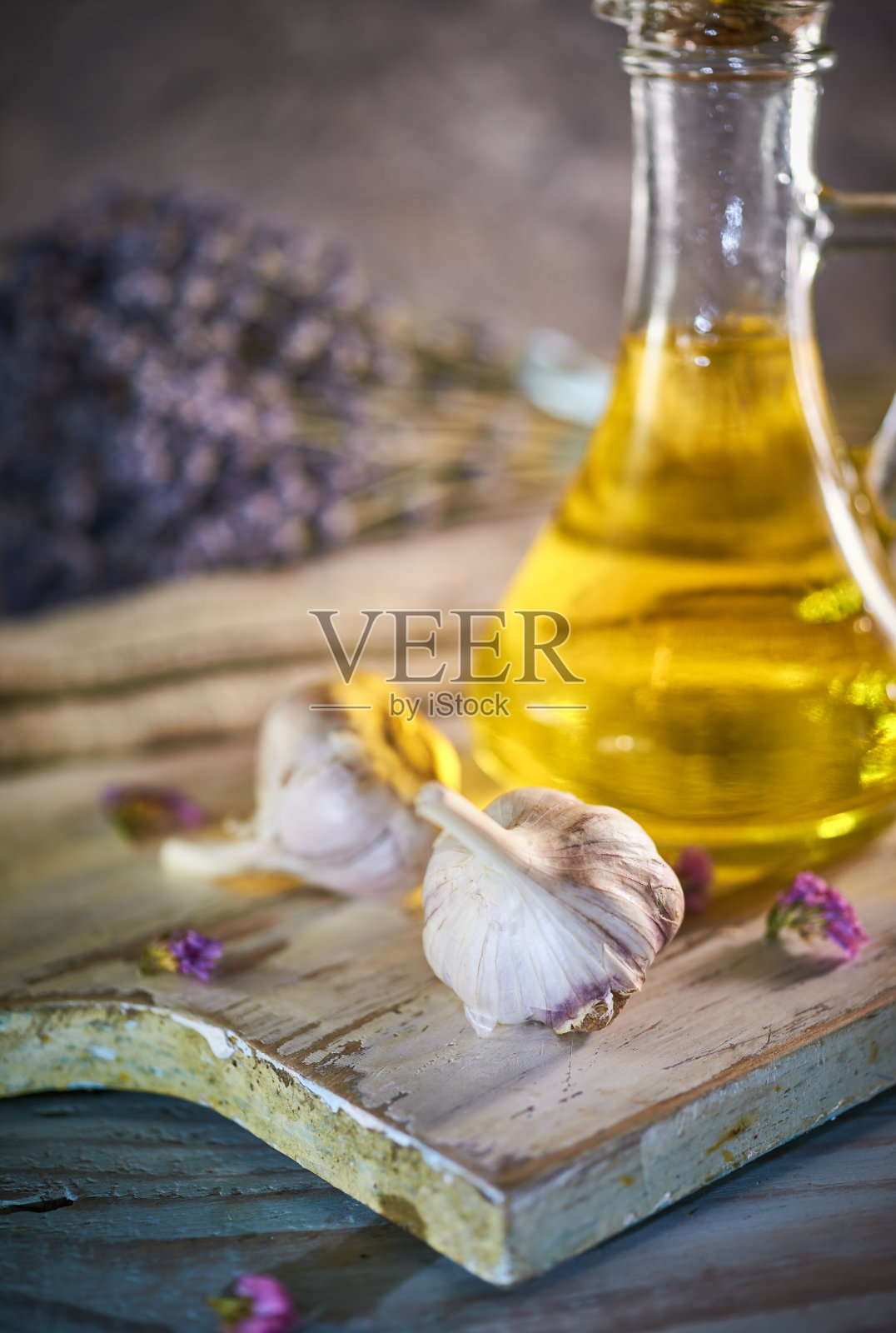 乡村背景下的一瓶有机橄榄油照片摄影图片