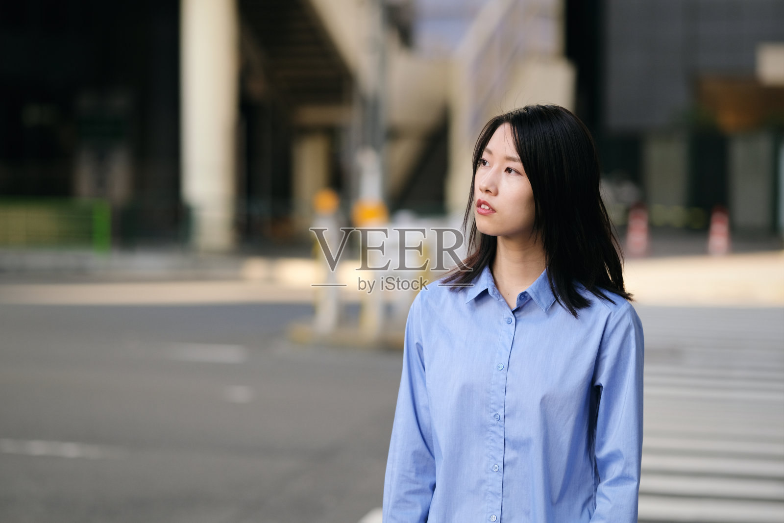 女商人走在城市的街道上照片摄影图片