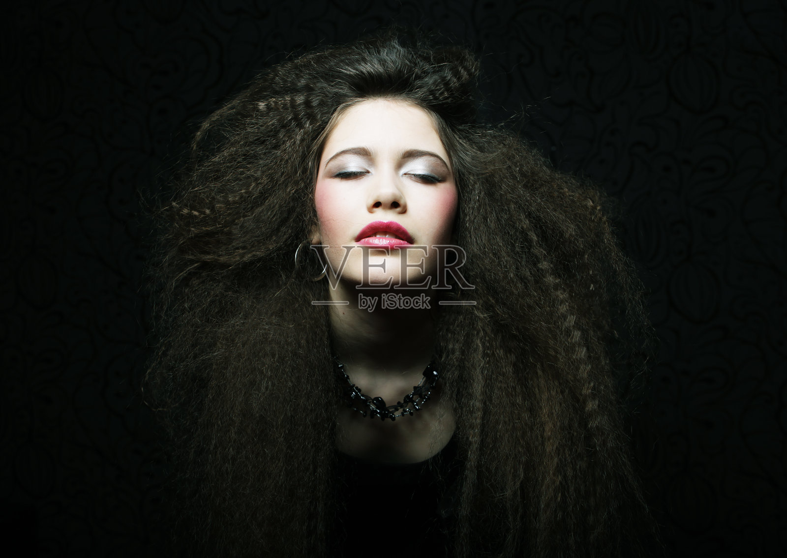 年轻美丽的女人戴着珠宝的时尚肖像照片摄影图片