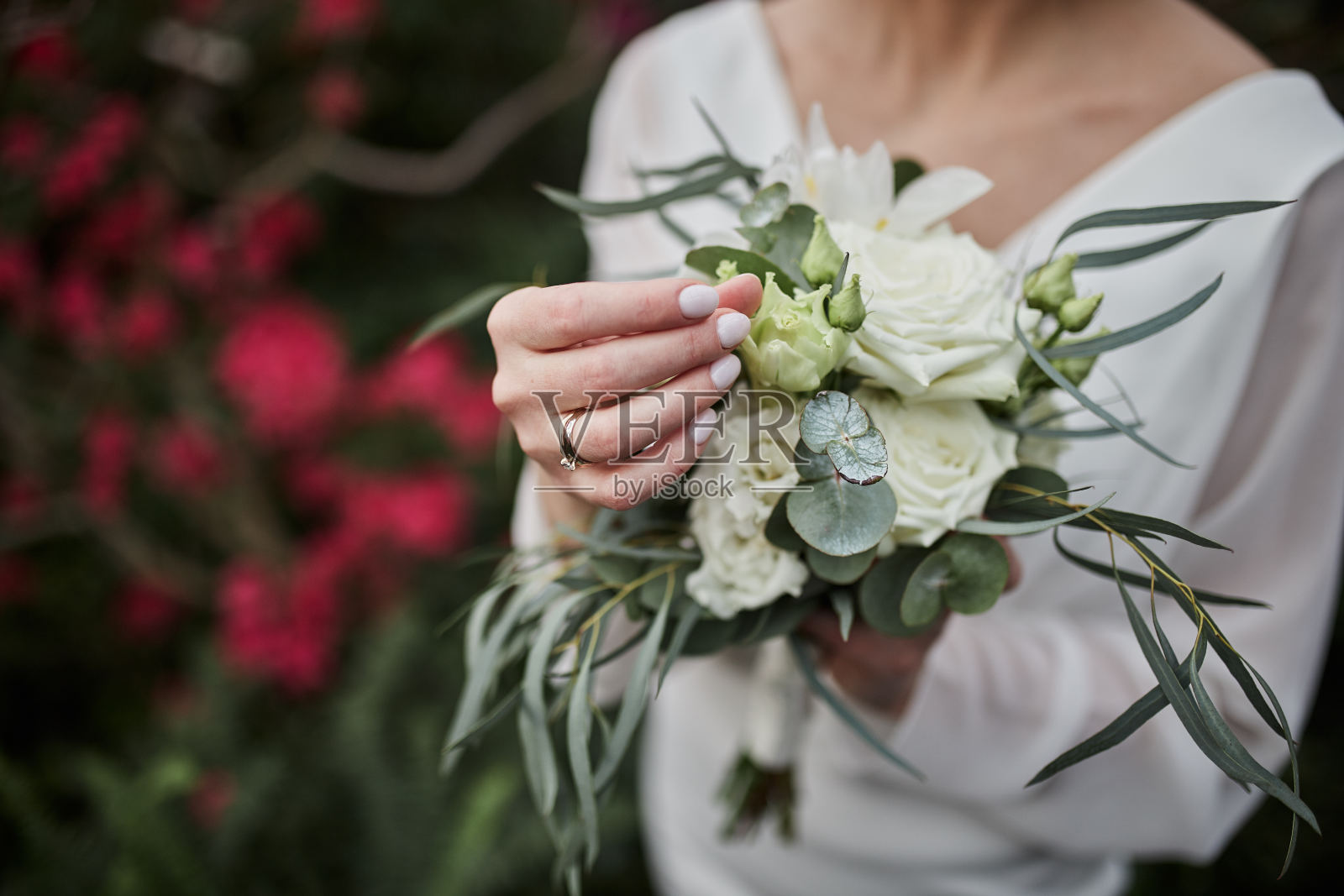 新娘手中的花束，女人在婚礼前做准备照片摄影图片