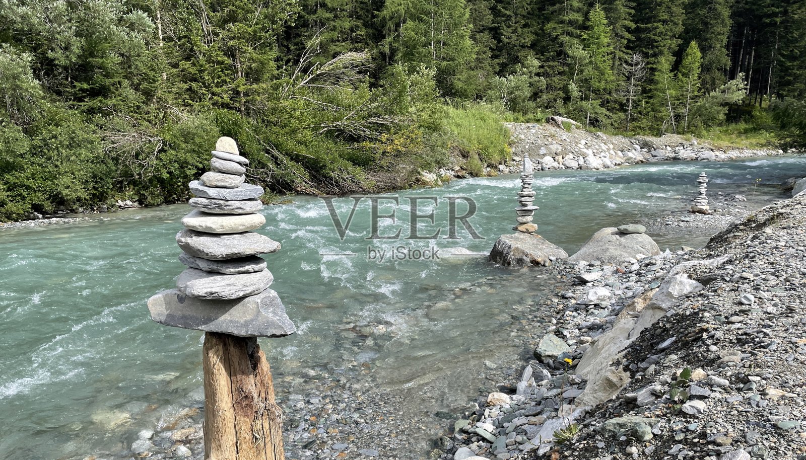 在荒野河流附近的岩石上漫步照片摄影图片