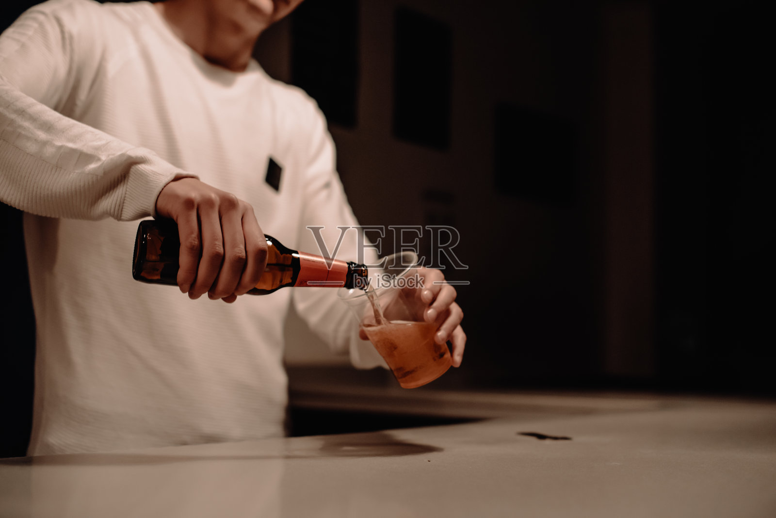 一个服务生正在倒一瓶啤酒照片摄影图片