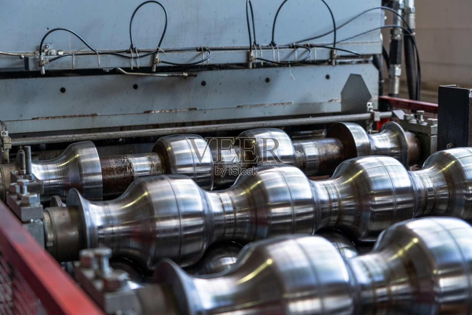 工厂生产瓦片用金属成型机的轧辊照片摄影图片