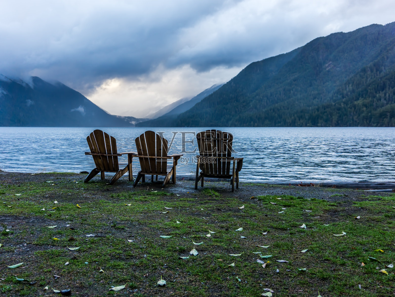 湖新月椅子照片摄影图片