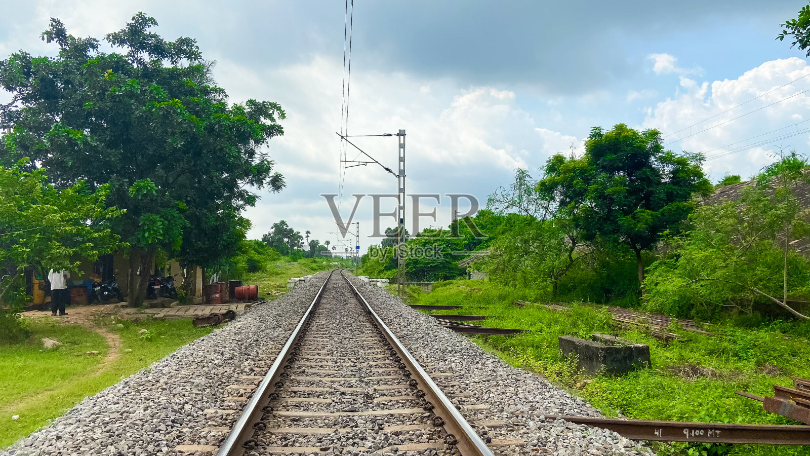 印度铁路列车在铁轨上用发动机封闭货物运输车照片摄影图片