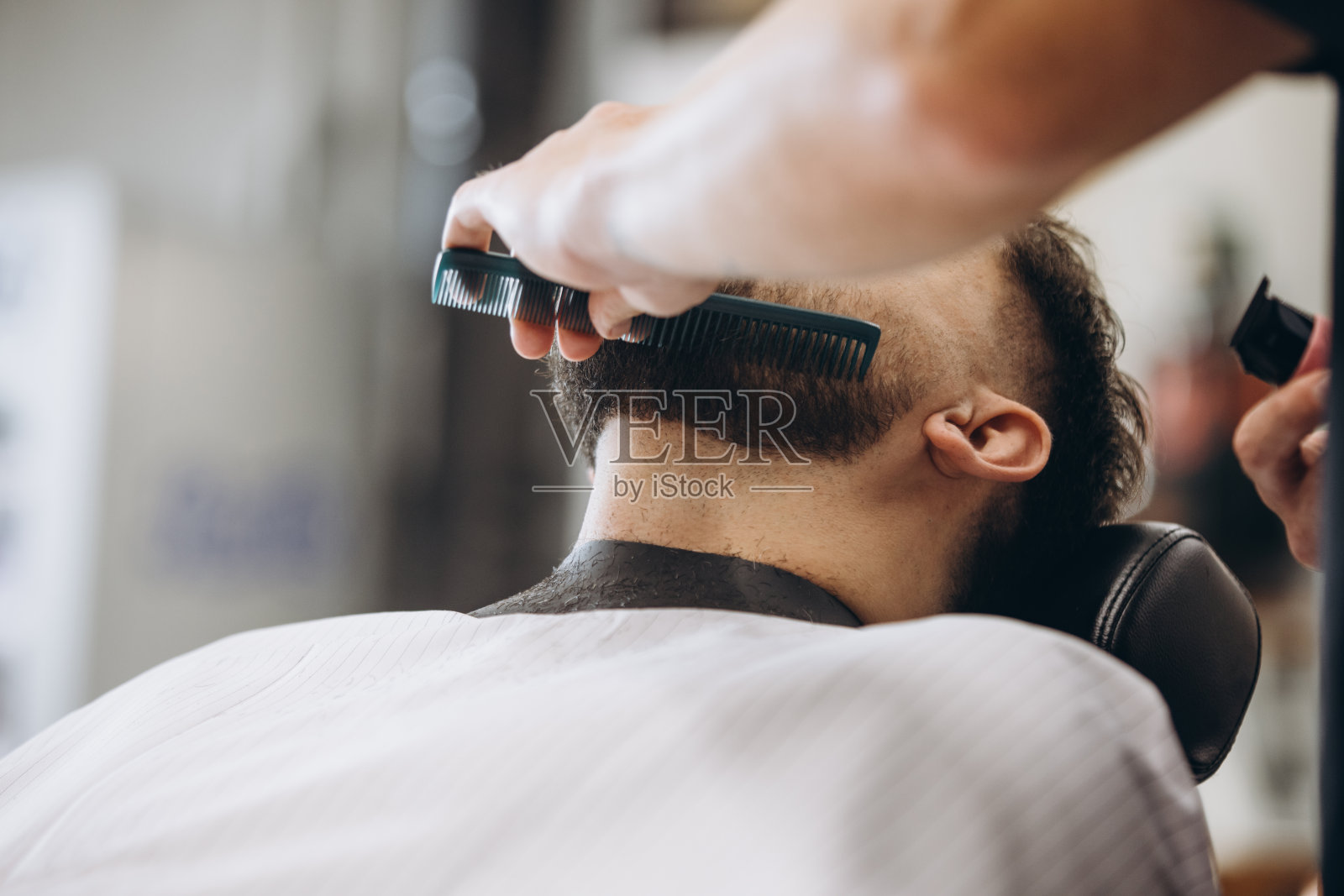 专业理发师，理发剪，理发店为老顾客剃须。美容、自我护理、时尚、时尚及男性化妆品概念。照片摄影图片