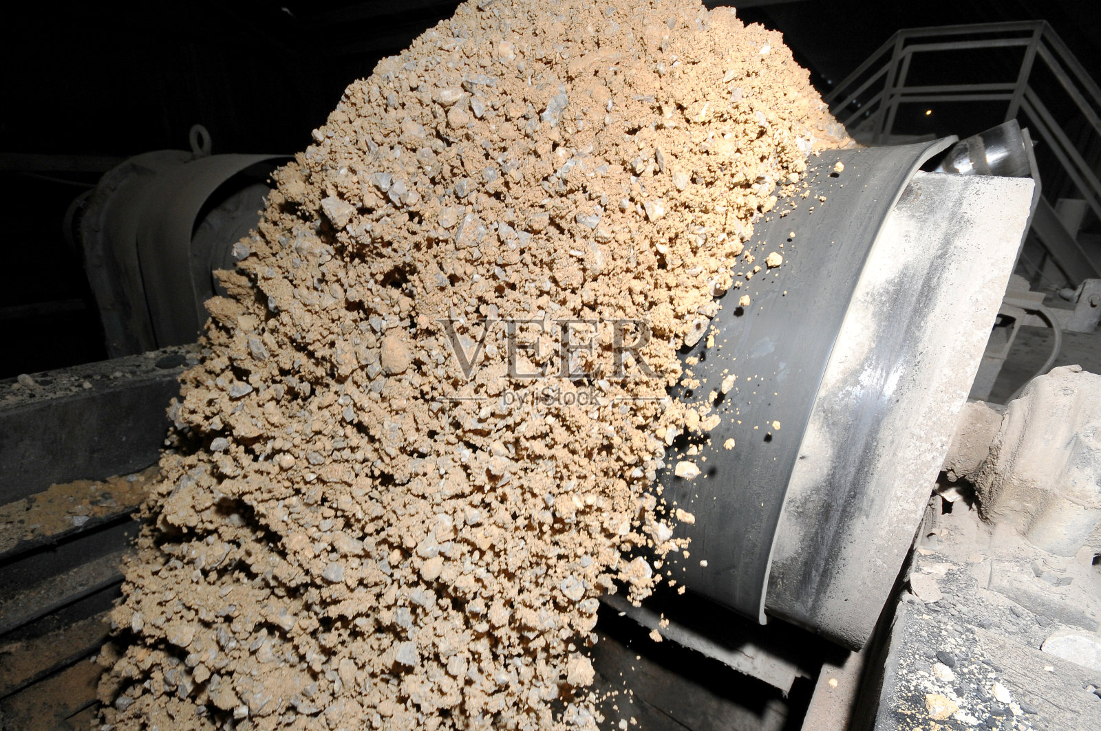 关闭带砾石的传送带照片摄影图片