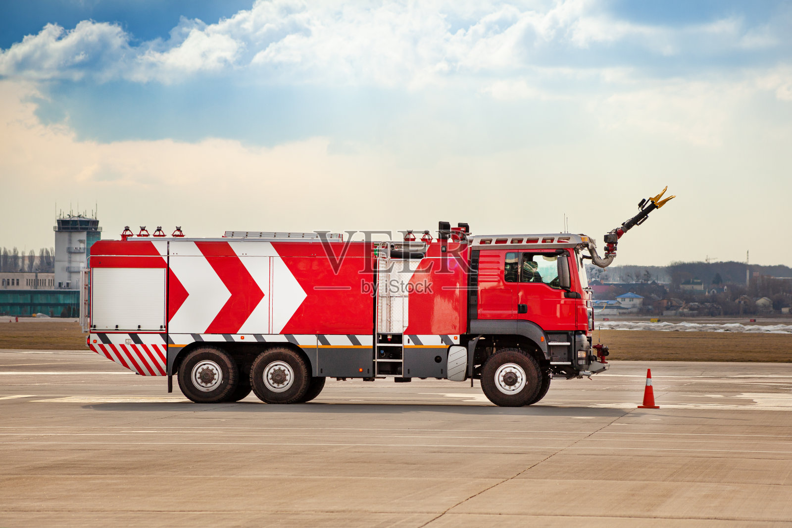 新的红色消防车在机场。户外。副本的空间。汽车运输。机场消防车照片摄影图片