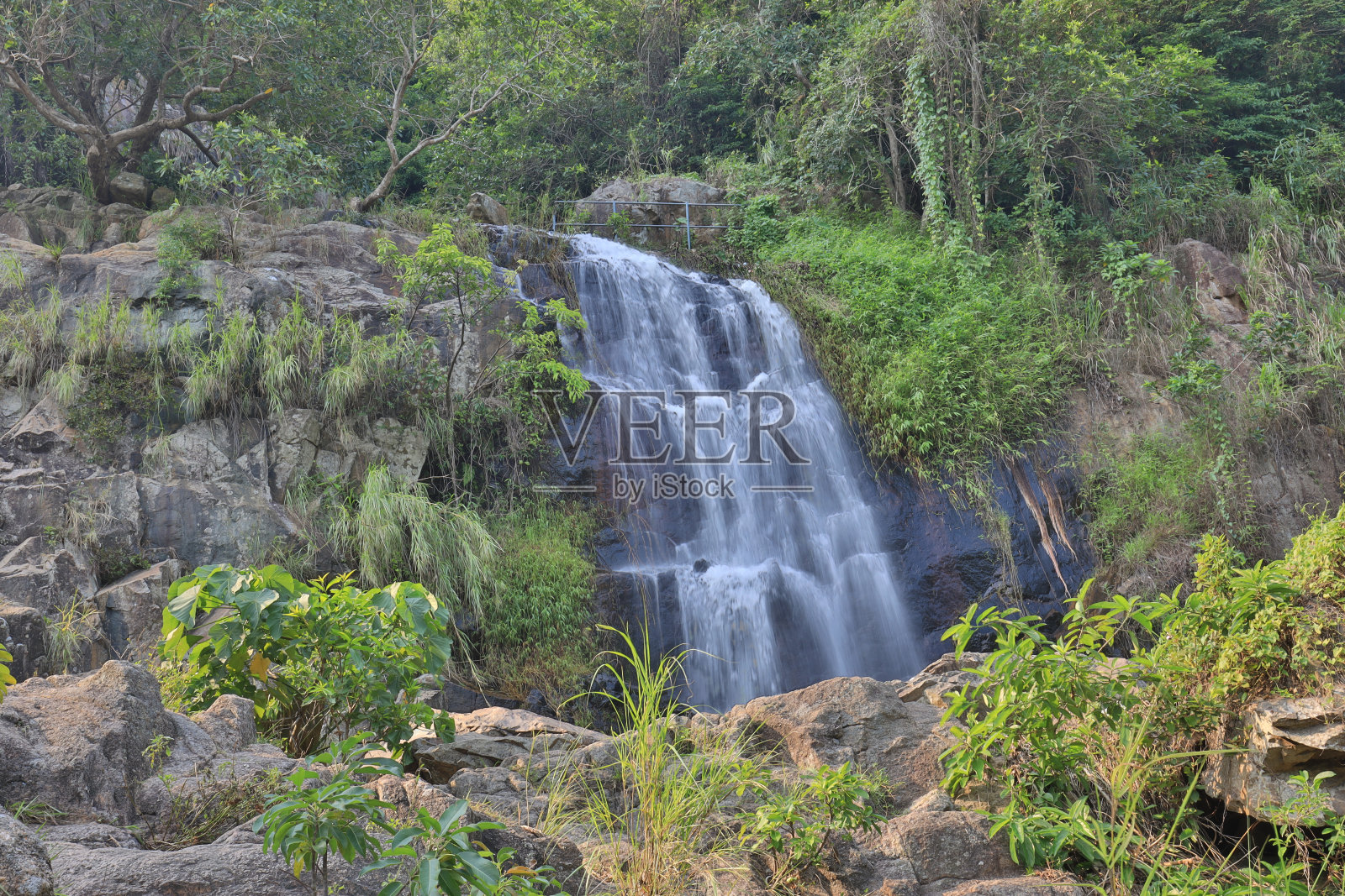 2021年7月23日，大屿山银矿瀑布的主瀑布照片摄影图片