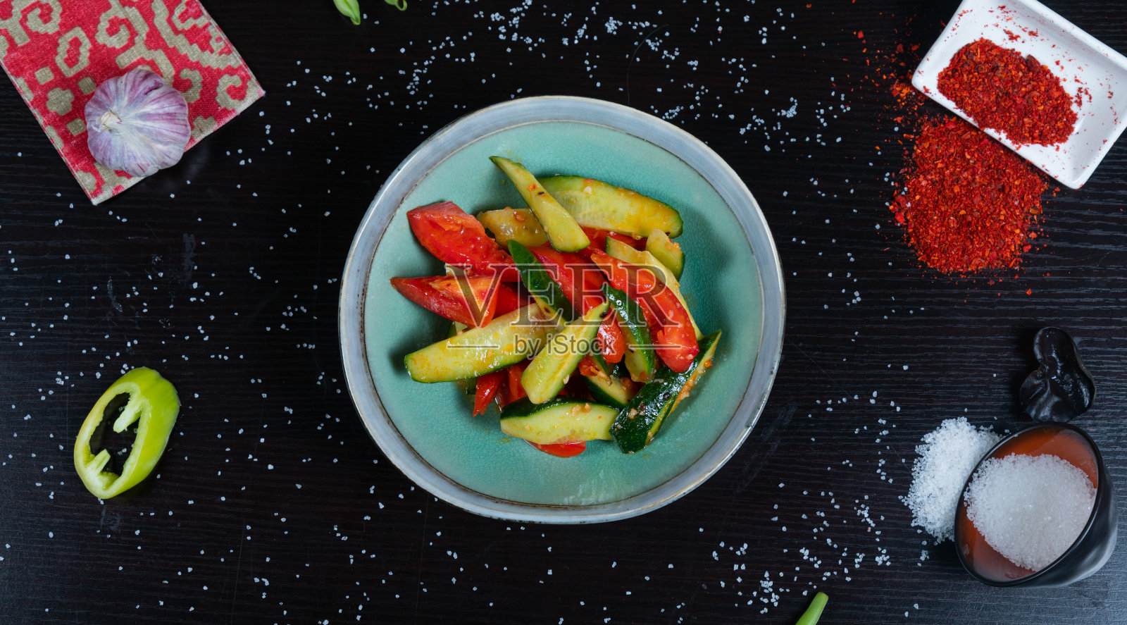 黄瓜和番茄沙拉。素食照片摄影图片